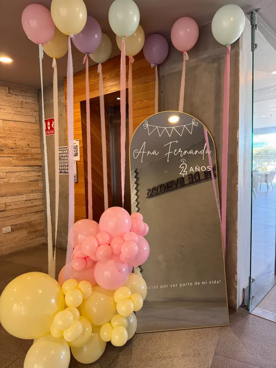 Espejo Personalizado Chico Ana Fernanda 2 años con globos pasteles en interior