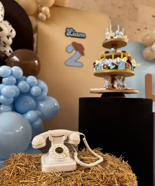 Teléfono retro blanco en una celebración con globos