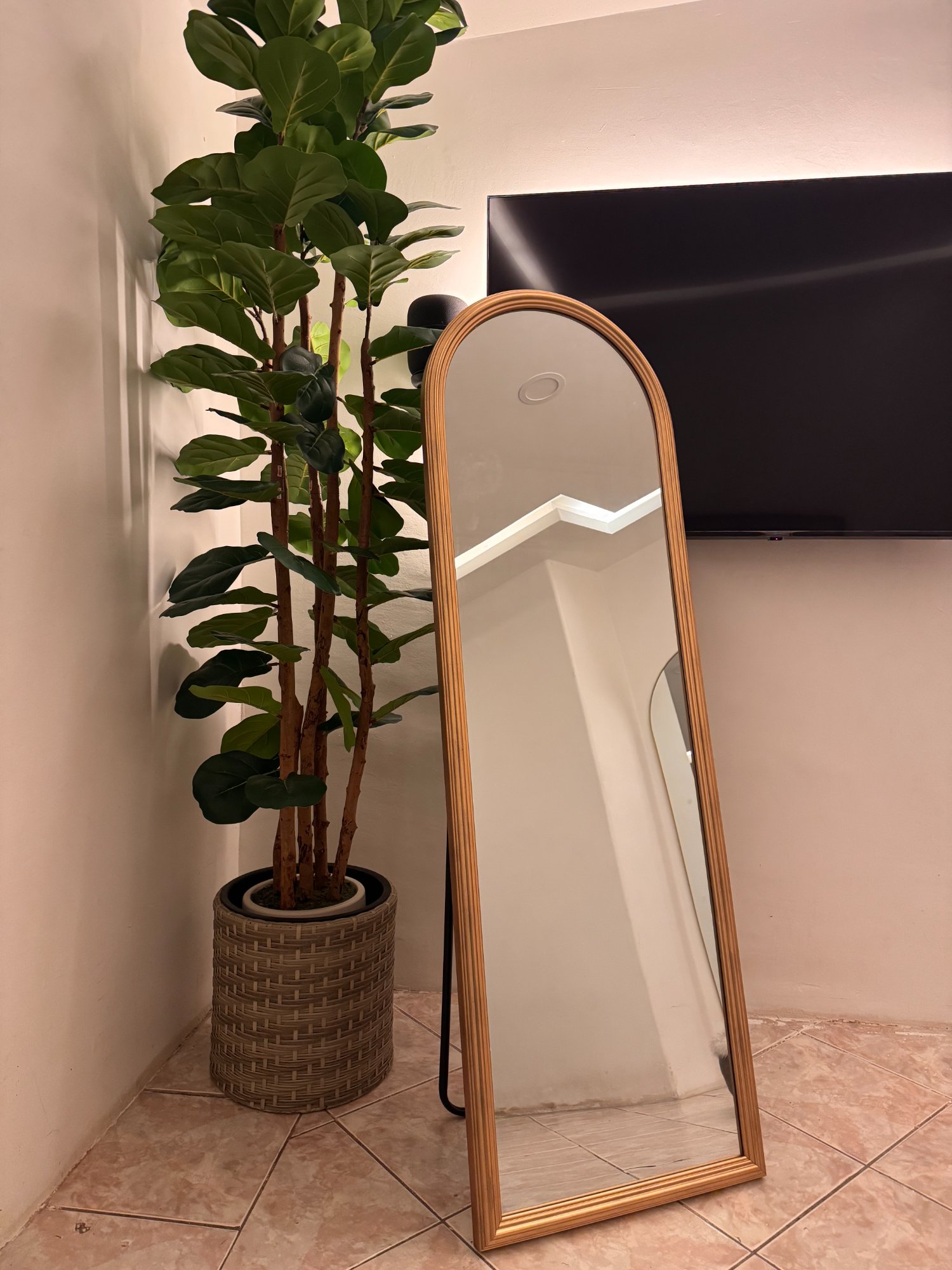 Espejo Personalizado Chico de Verde y Menta Eventos con marco dorado en interior elegante